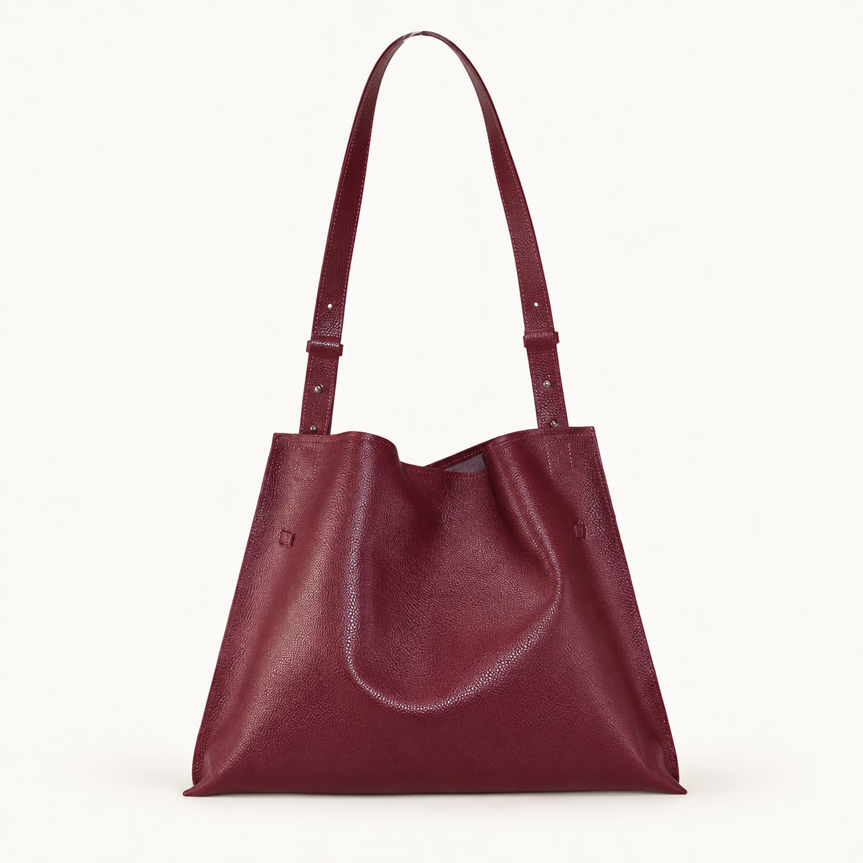 Leather Hobo Bag op zachte neutrale achtergrond
