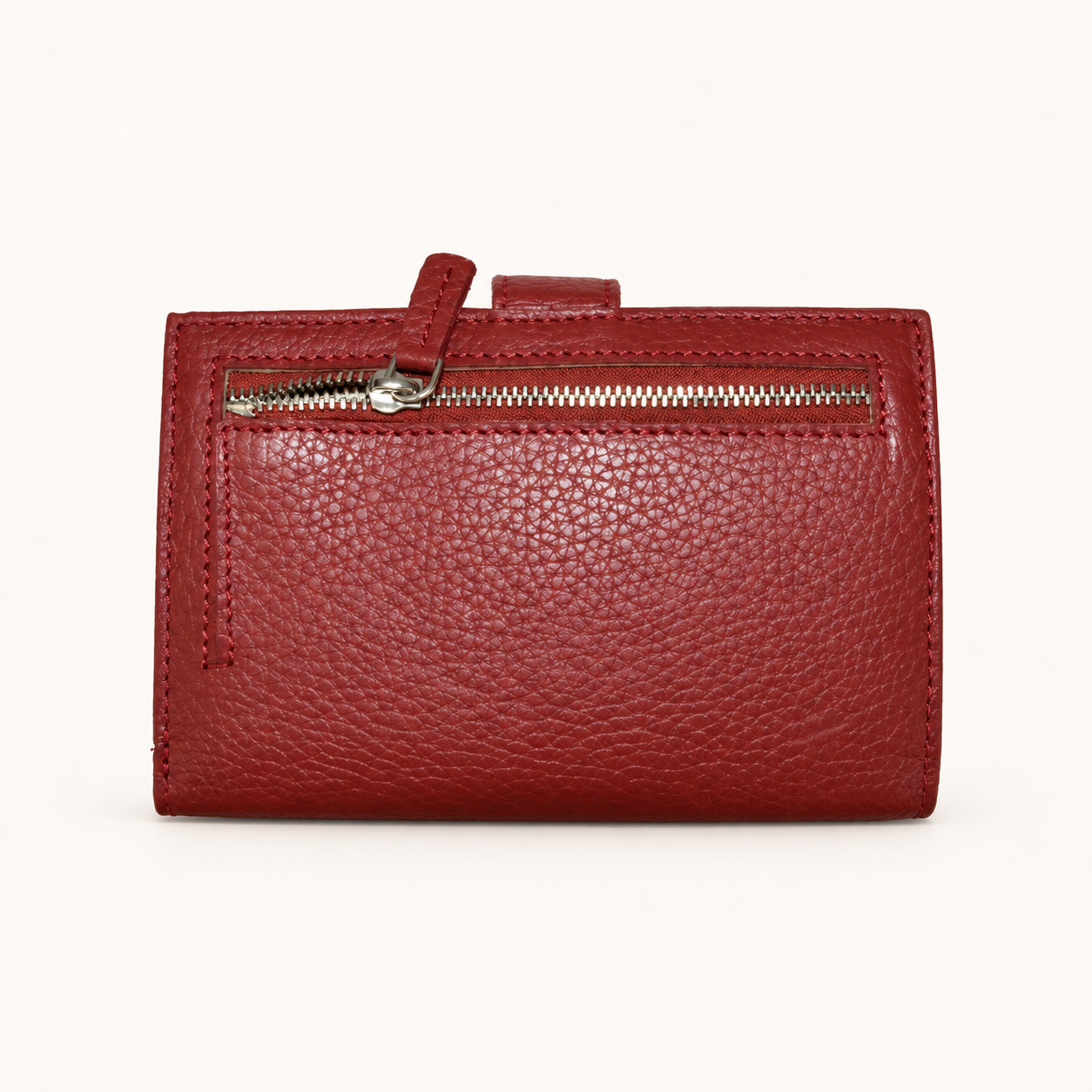 Leather Flap Wallet op zachte neutrale achtergrond