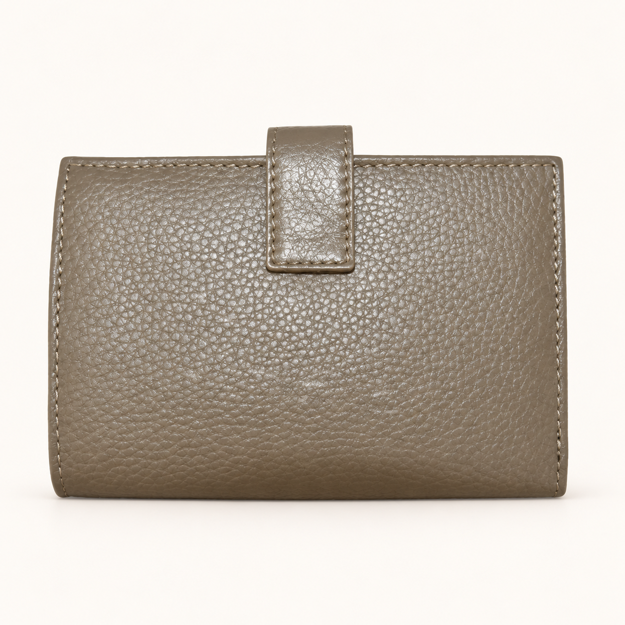 Leather Flap Wallet op zachte neutrale achtergrond
