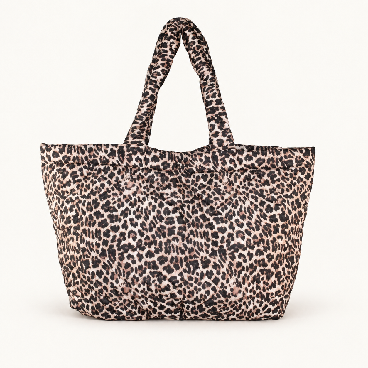 Quilted Shoulder Bag op zachte neutrale achtergrond