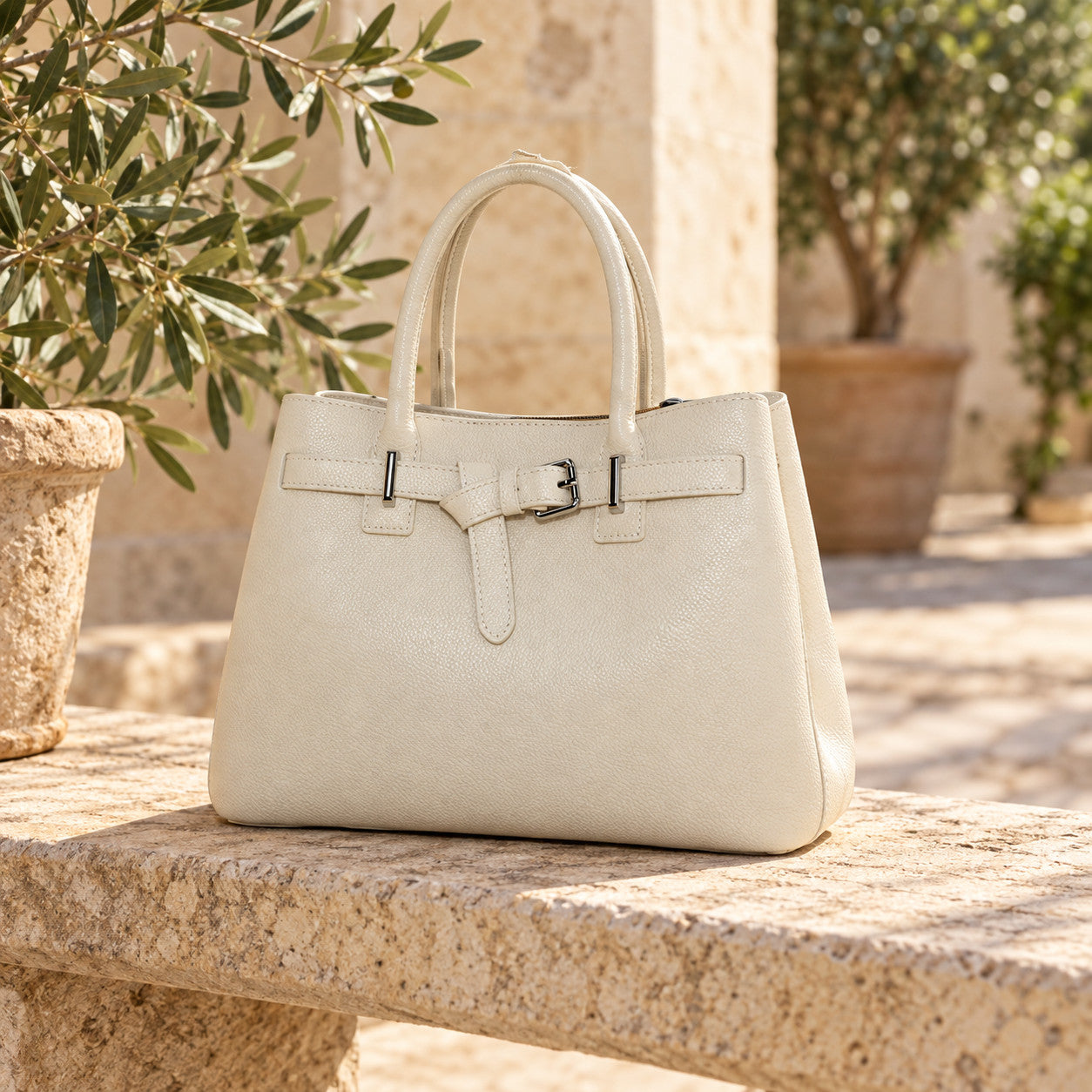 Leather Handbag in 
beige, sfeerbeeld