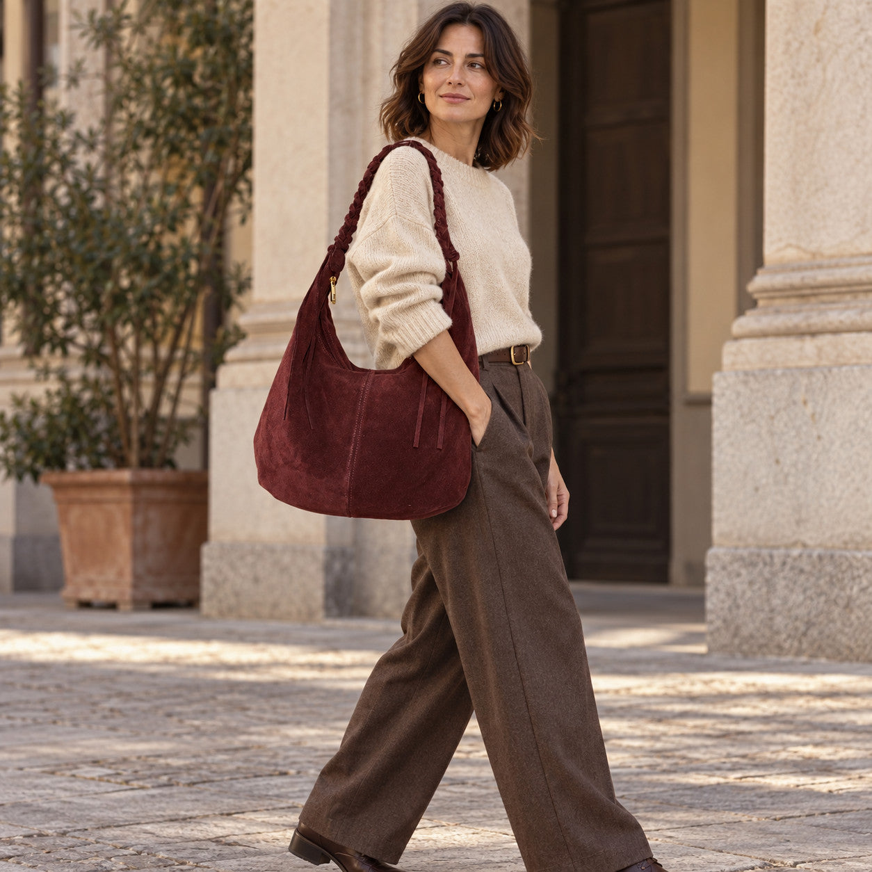 Suede Tote Bag in 
bordeaux, gedragen
