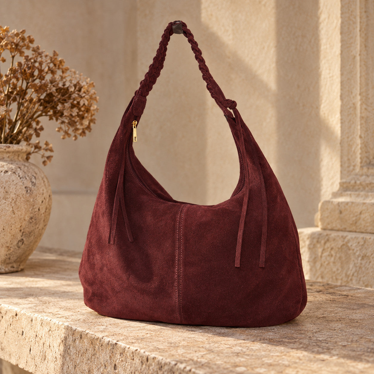 Suede Tote Bag in 
bordeaux, sfeerbeeld