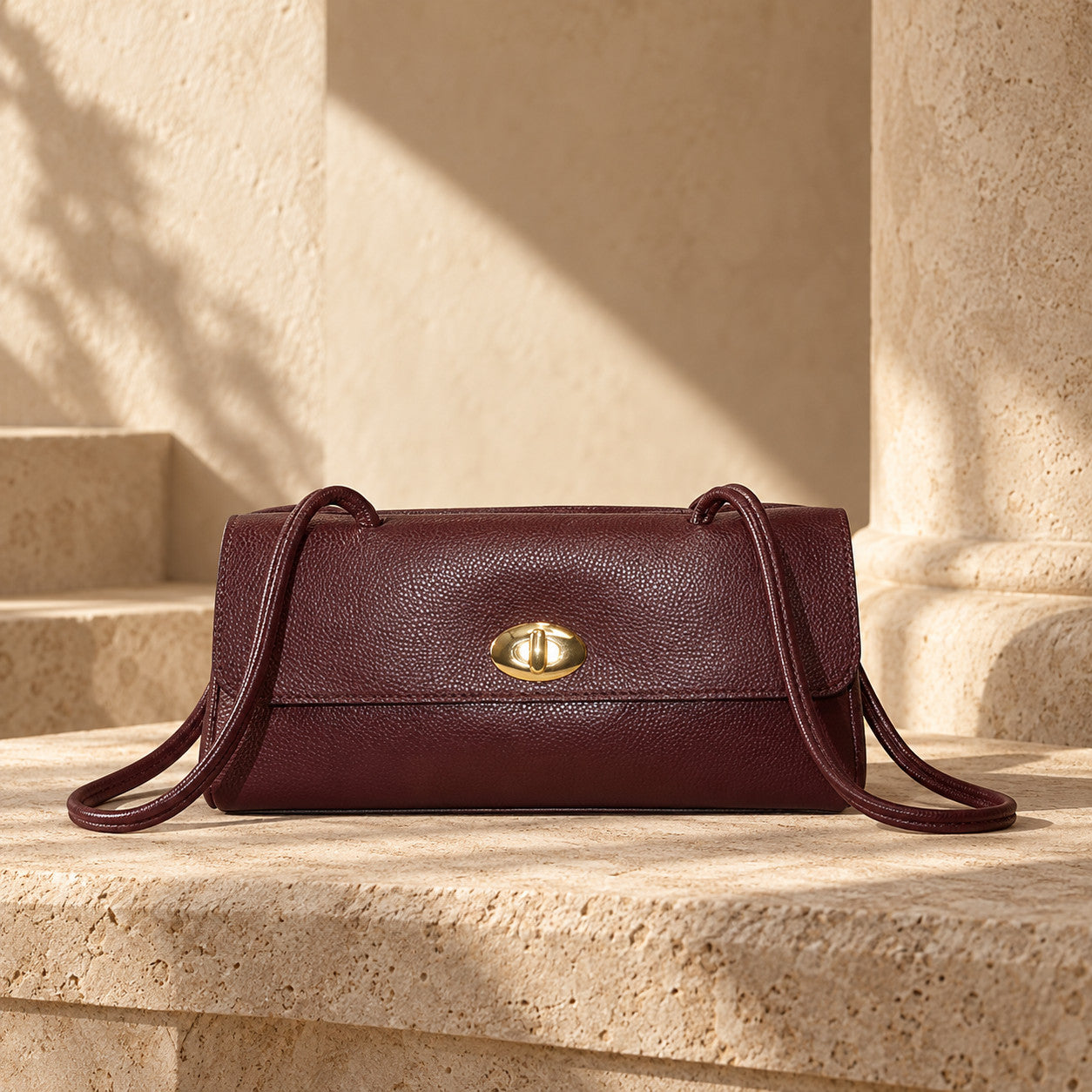 Structured Leather Crossbody Bag in 
bordeaux, sfeerbeeld