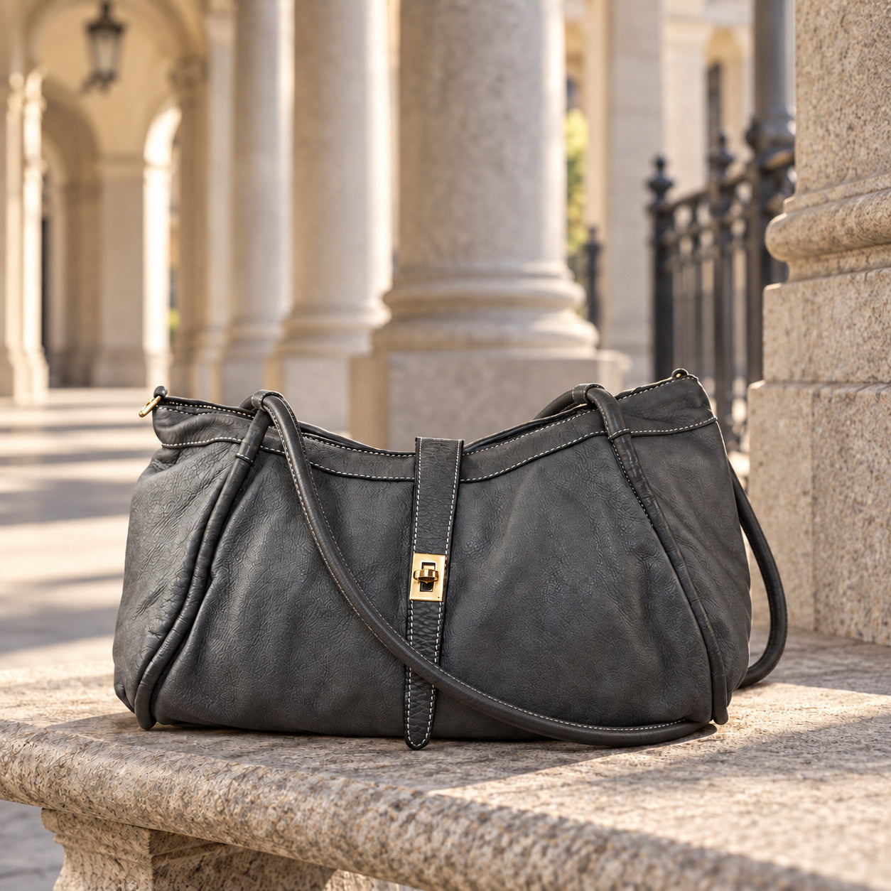 Vintage Leather Hobo Bag in 
grijs, sfeerbeeld