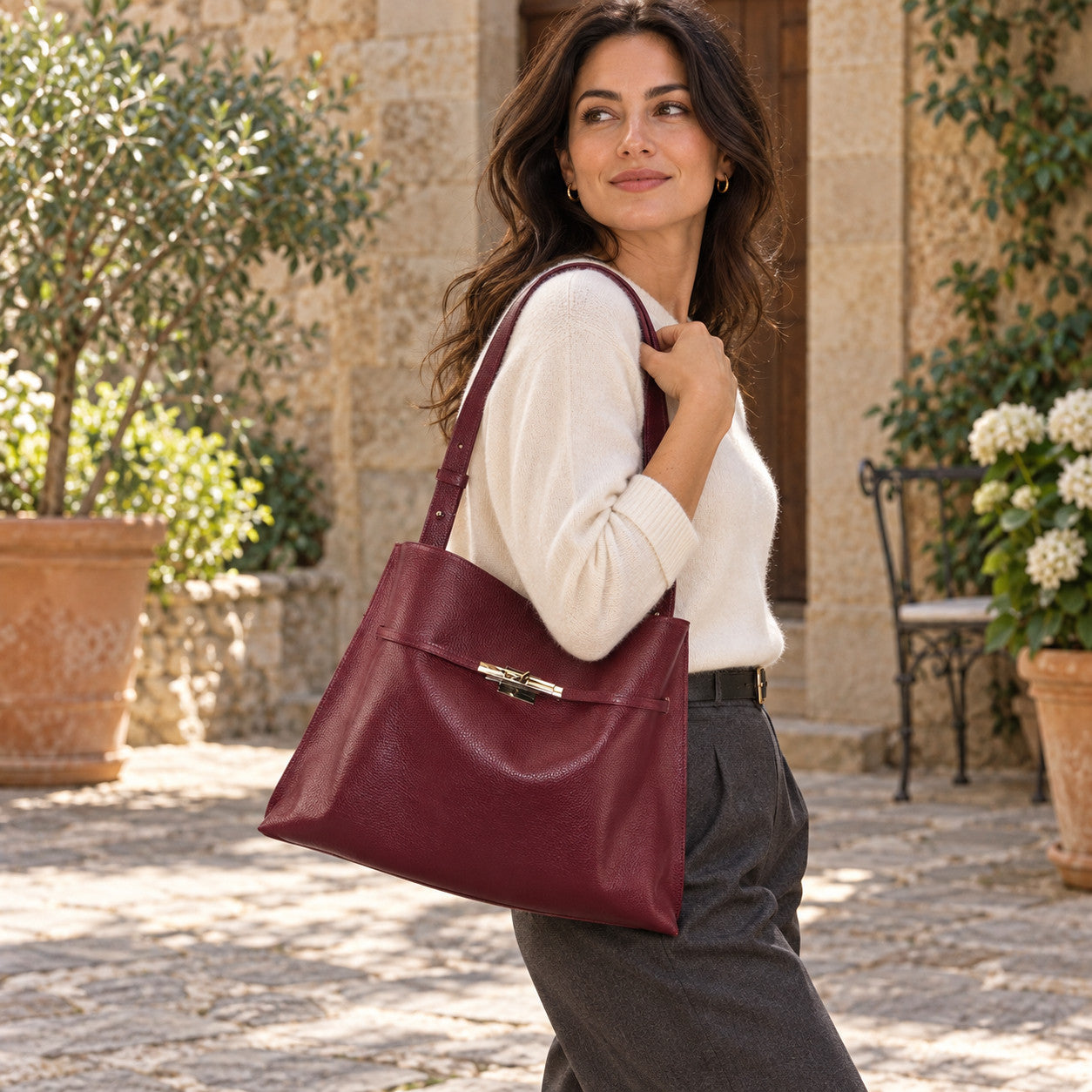 Leather Hobo Bag in 
bordeaux, gedragen
