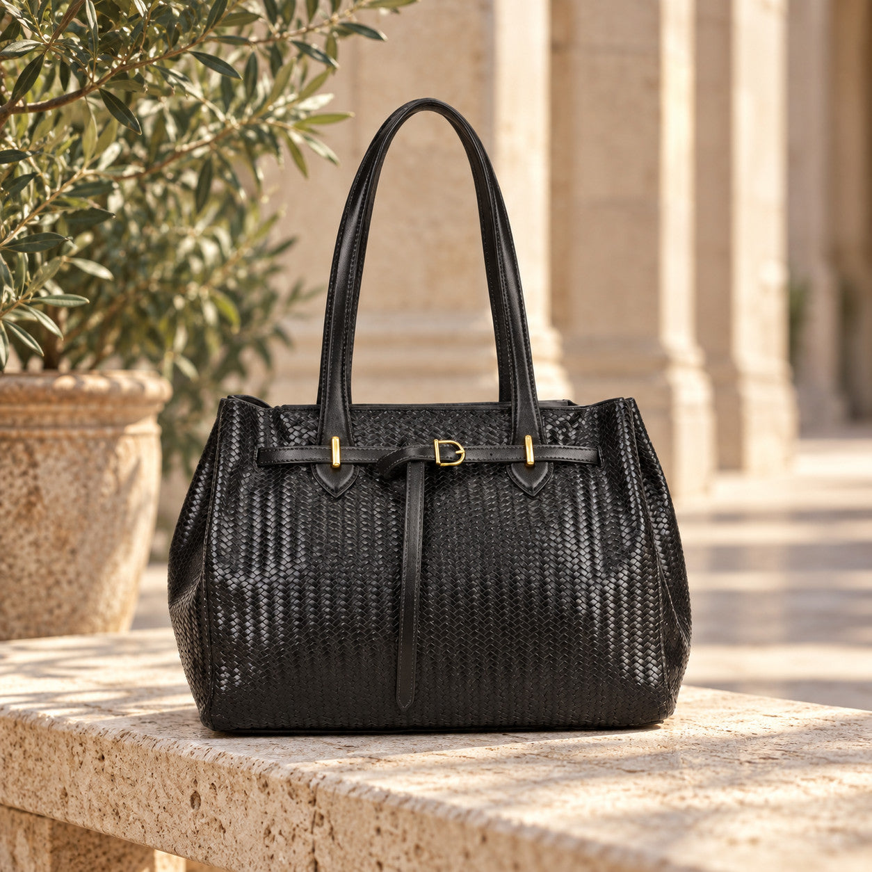 Croc-Embossed Tote Bag in 
zwart, sfeerbeeld