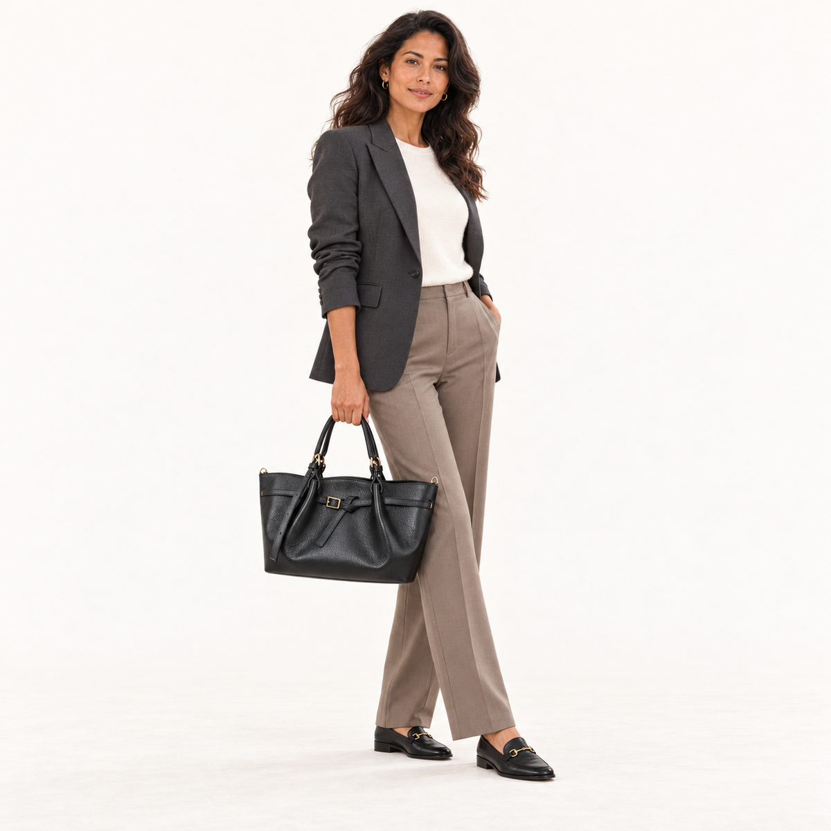 Leather Buckle Handbag RC39843 – Zwart – gedragen door model in studio