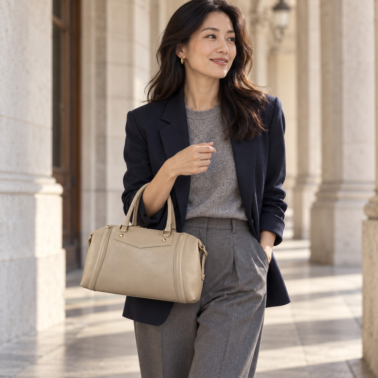 Leather Handbag in 
taupe, gedragen
