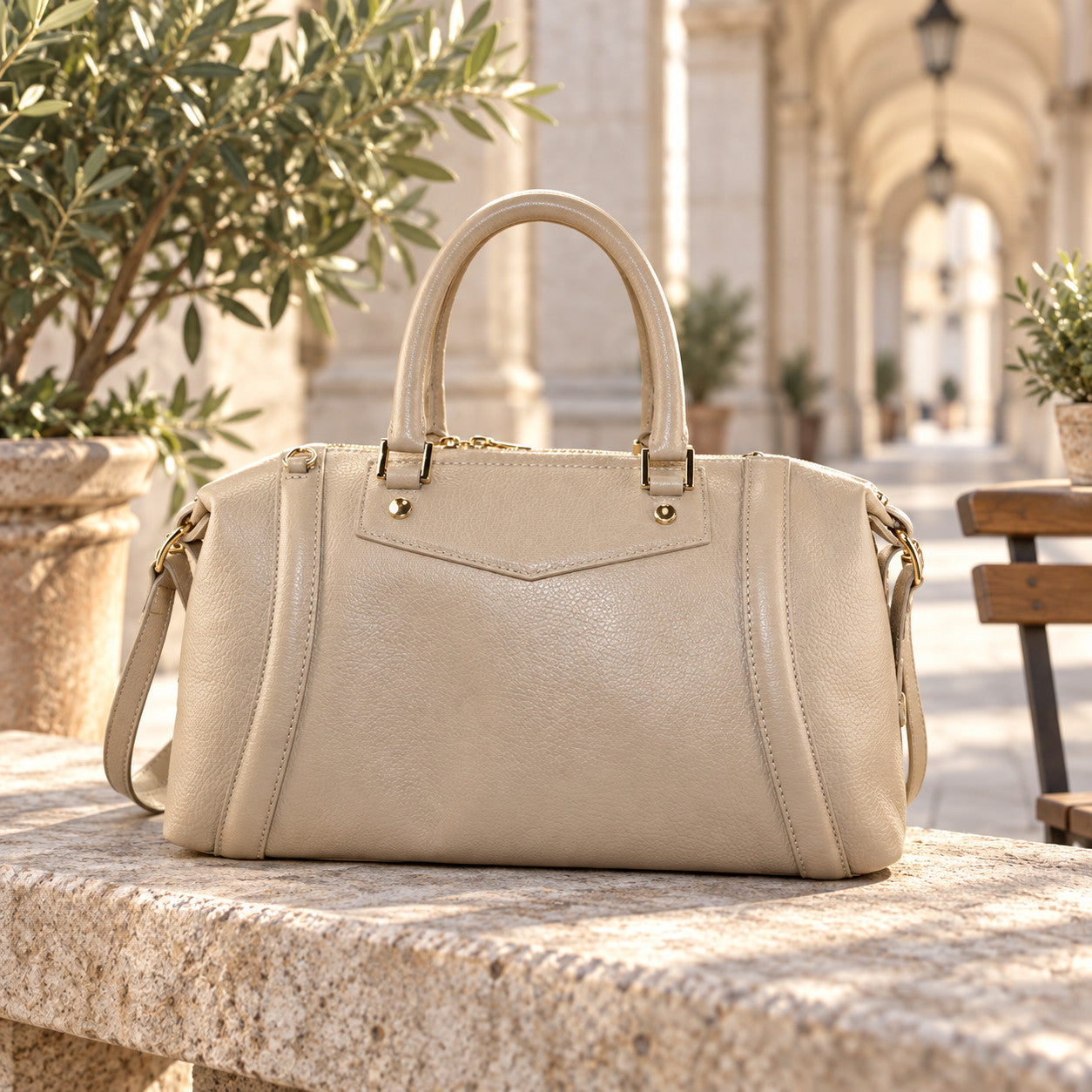 Leather Handbag in 
taupe, sfeerbeeld