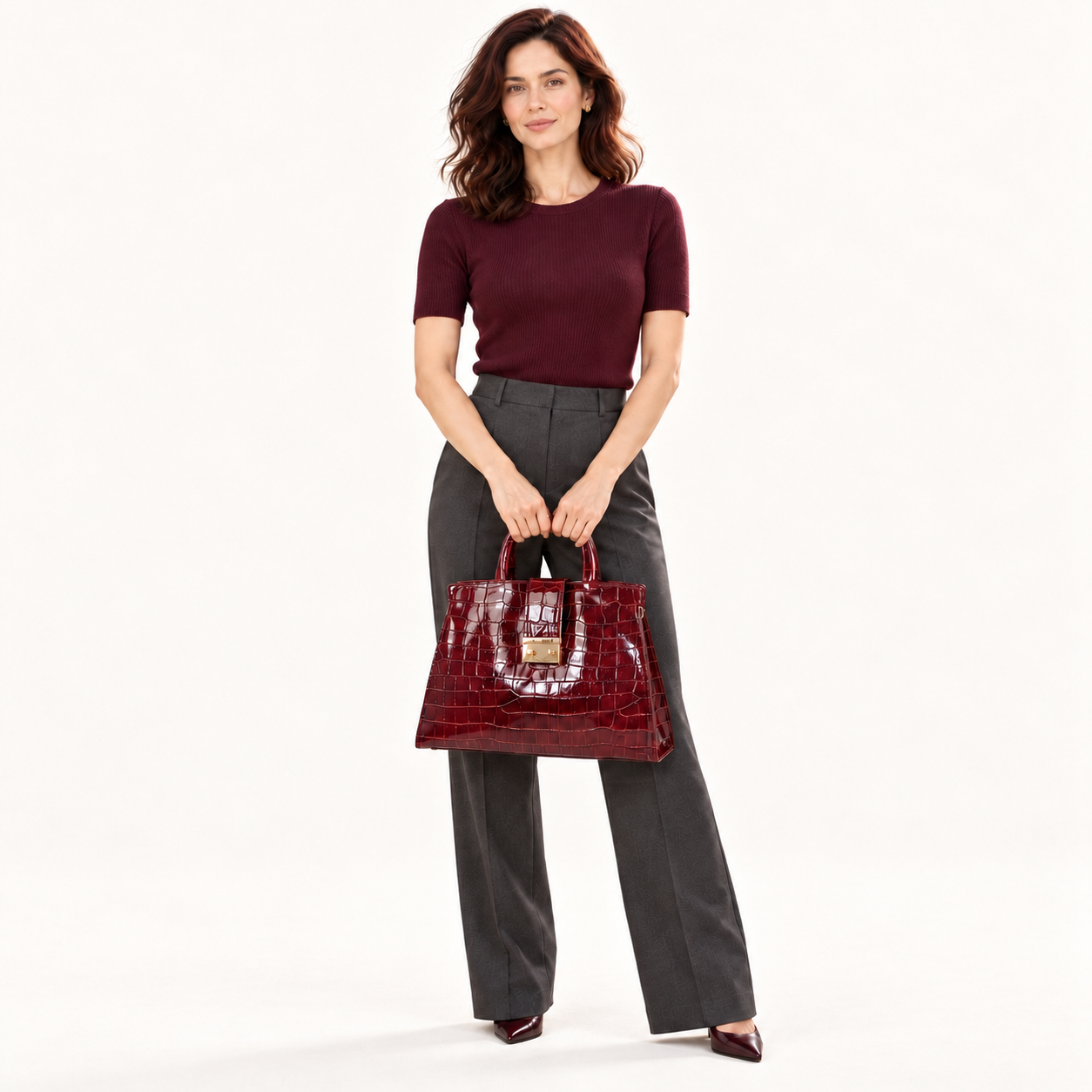 Leather Classic Handbag in 
bordeaux, gedragen