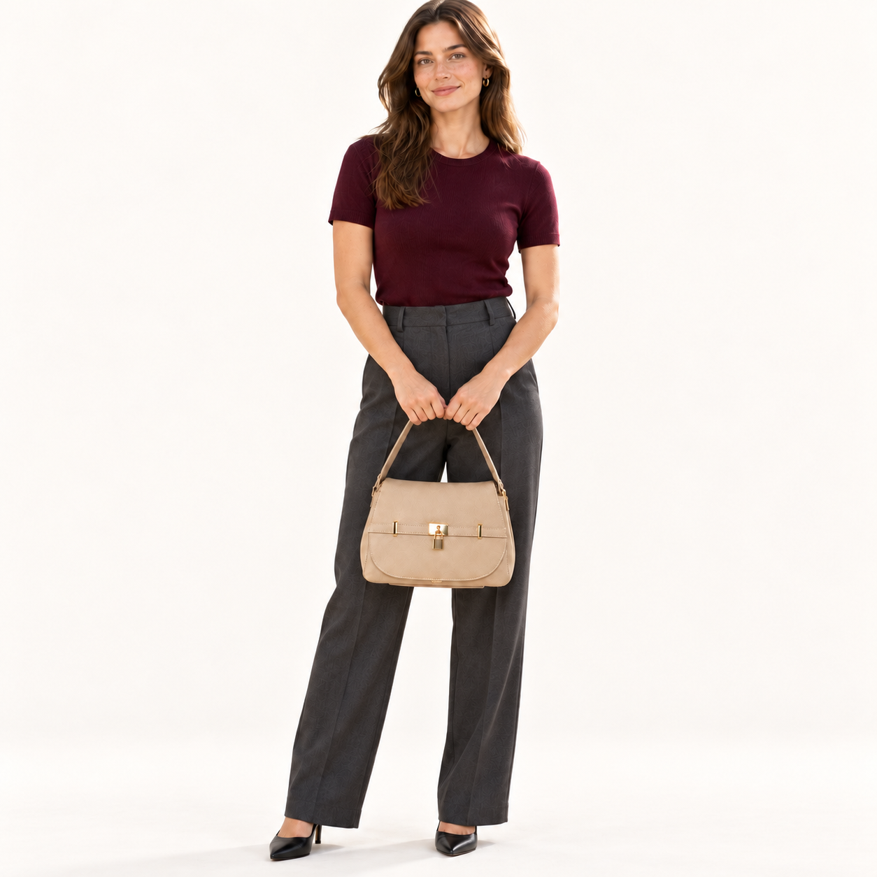 Leather Refined Shoulder Bag in 
taupe, gedragen