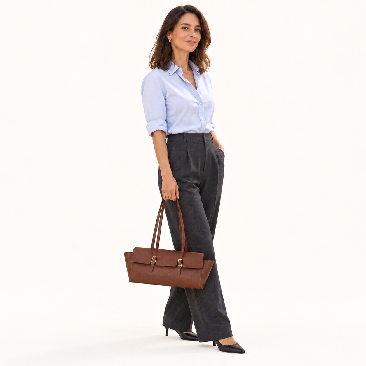 Leather Slim Shoulder Bag in 
bruin, gedragen