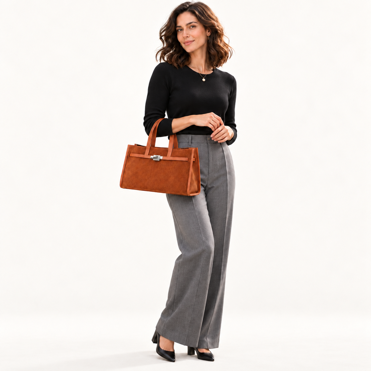 Leather Structured Handbag in 
cognac, gedragen