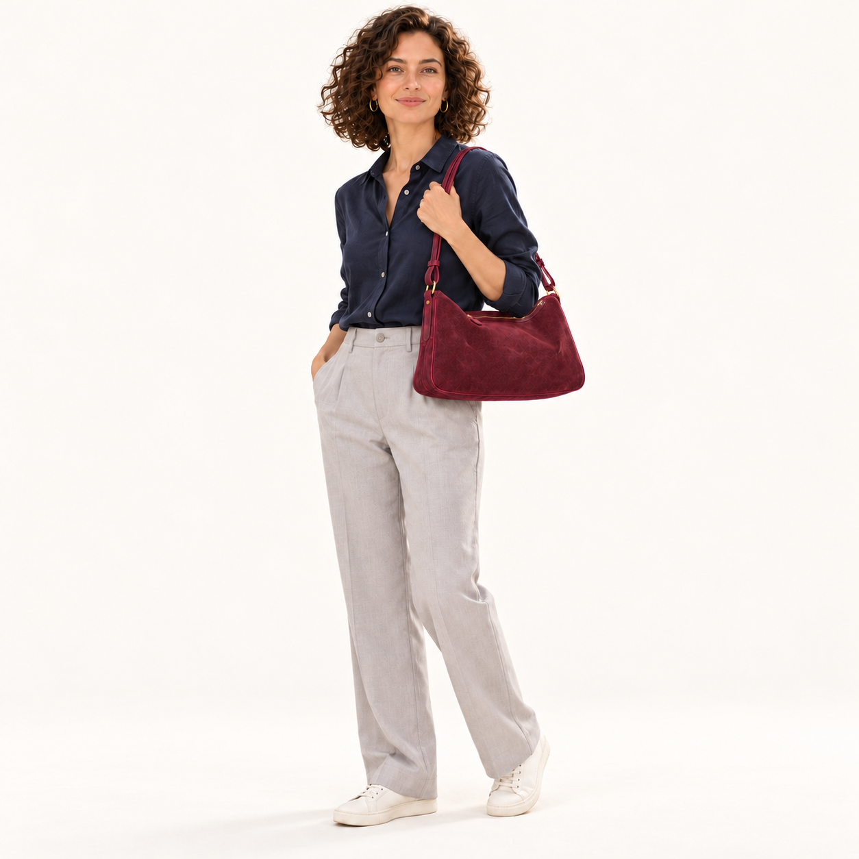Leather & Suede Shoulder Bag in 
bordeaux, gedragen