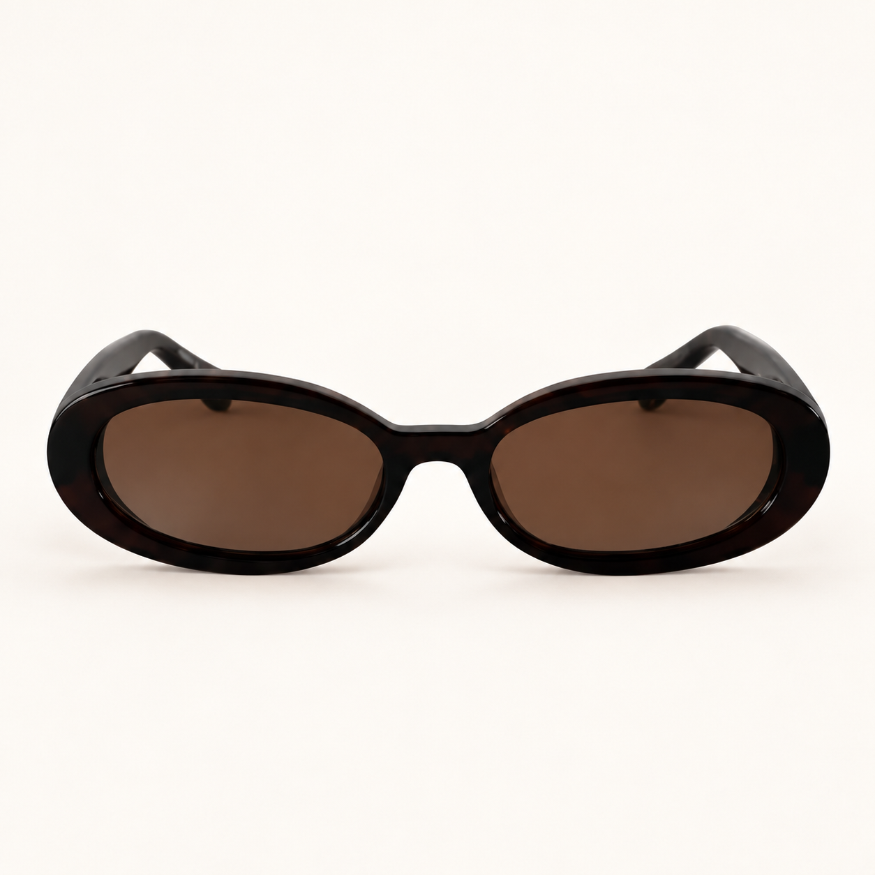 Terra Sunglasses op zachte neutrale achtergrond