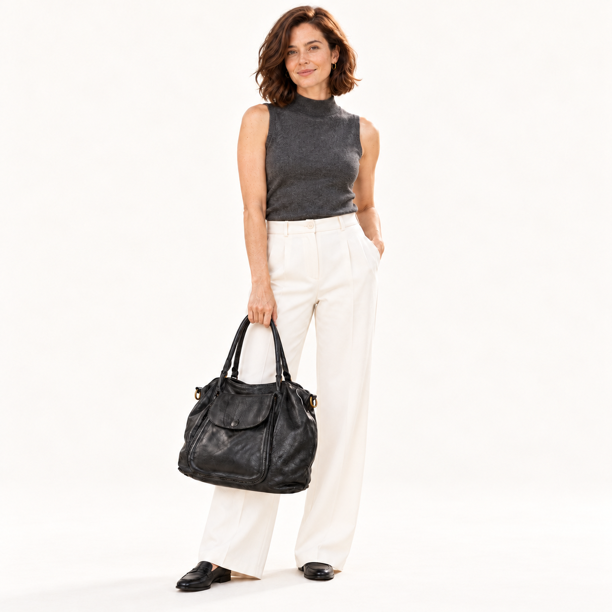 Vintage Leather Shoulder Bag in 
zwart, gedragen