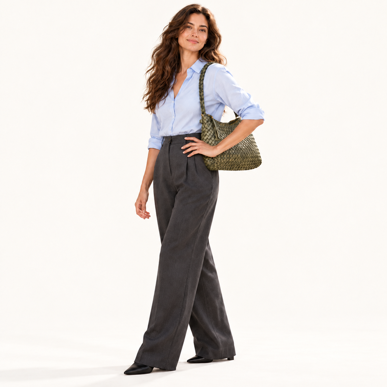 Vintage Woven Leather Shoulder Bag in 
groen, gedragen